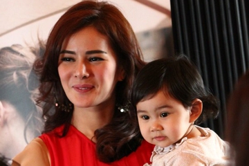 Astrid Tiar Rutin Mandikan dan Pijat Anak