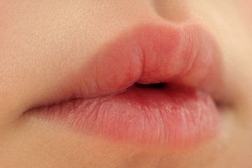 4 Ramuan Rumahan untuk Lembapkan Bibir