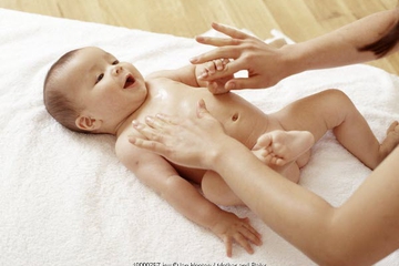 Sentuhan Orangtua Buat Bayi Tertawa
