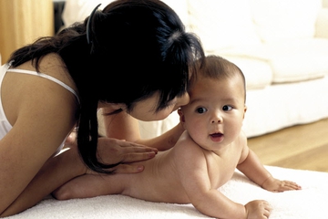 3 Langkah Tepat Pijat Bayi di Rumah