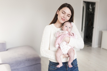 Tips Mengajak Newborn Bepergian