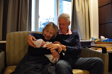 Hillary Clinton Temani Cucunya Pulang dari Rumah Sakit