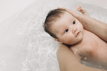 Moms, Ini Tips Memandikan Newborn Tanpa Khawatir!