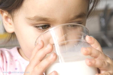 Ajarkan Anak Minum di Gelas