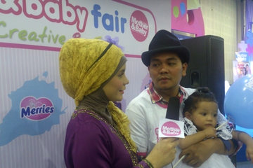 Anak Pertama Indra Bekti Hobi Bermain Gadget