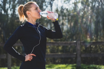 5 Waktu Tepat Minum Air Putih, Dapatkan Manfaatnya!