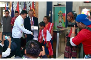 Kisah Heroik Joni Pemanjat Tiang Bendera
