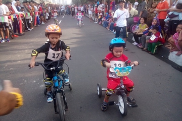 Adu Kecepatan dalam Kids Bike Race 2014
