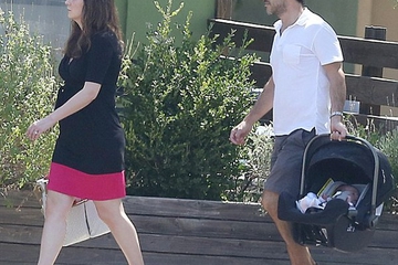 Zooey Deschanel Melahirkan Bayi Perempuan!