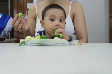 Serunya Penyanyi Andien Terapkan BLW kepada Baby Kawa