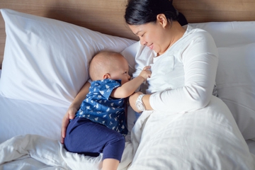 Amankah Menyusui Sambil Tiduran? Ini Jawabannya, Moms
