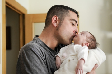 Waspada! Sering Mencium Bayi bisa Sebabkan Meningitis
