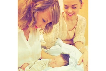 Taylor Swift Temui Buah Hati Jaime King 