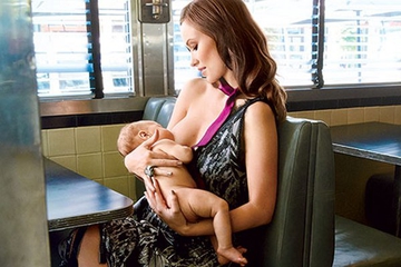 Olivia Wilde Menyusui Bayinya Saat Pemotretan
