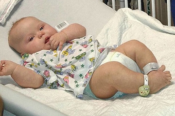 Bayi Selamat Berkat Blitz Kamera
