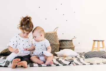 Kakak Ternyata Belajar Hal Ini dari Sang Adik Lho, Moms