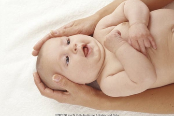 Trik Membersihkan Kerak di Kulit Kepala Bayi