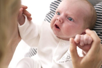 Bayi Membuang Muka Saat Diajak Bicara Tanda Autisme