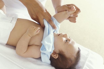 8 Trik Memakaikan Baju Bayi