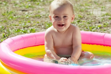 5 Tips Ajak Anak Bermain Air di Kolam Renang Plastik