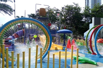 Serunya Main Air di Taman Bermain
