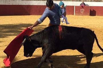 Matador Melawan Banteng Sambil Menggendong Anak