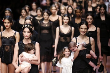 Ibu & Anak di Fashion Show Dolce&Gabanna 
