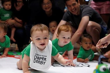 Wah, Serunya Lomba Balap Bayi Merangkak Ini!