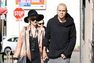 Ashlee Simpson Mesra Dengan Suami