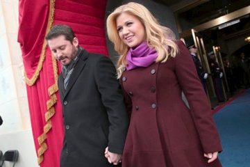 Kelly Clarkson Banjiri Status Twitter 