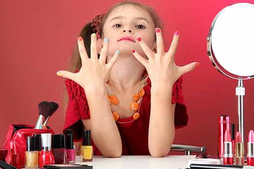 Anak Suka Main Alat Make Up? Ini Solusinya!