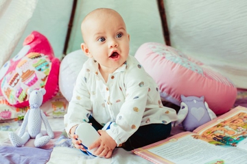 Stimulasi Tepat Melatih Bayi Merangkak