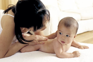 Pijat Bisa Membuat Bayi Tenang