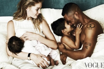 Doutzen Kroes Menyusui Sang Anak Saat Pemotretan