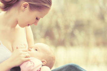 6 Tips Nyaman dan Lancar Menyusui Bayi saat Mudik