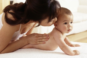 Bayi Butuh Pijatan Ibu