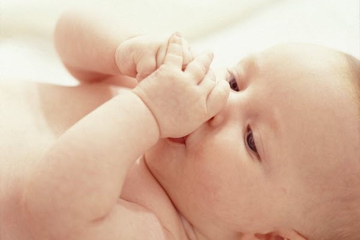 Kebiasaan Bayi Memasukkan Tangan ke Mulut