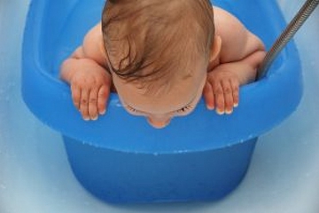 Jangan Memandikan Bayi Terlalu Lama, Ini Dampaknya!
