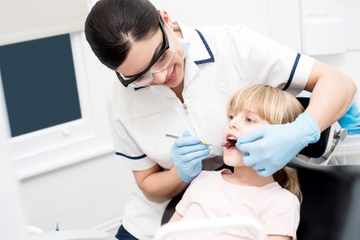 6 Tips Mengajak Si Kecil ke Dokter Gigi