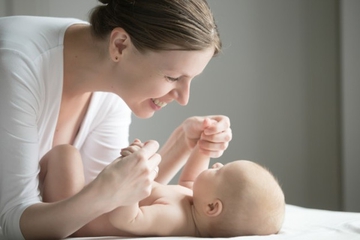 Kemampuan Tangan Bayi di Umur 3-6 bulan