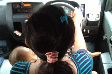 Ibu Ini Susui Anak Sambil Kendarai Angkot