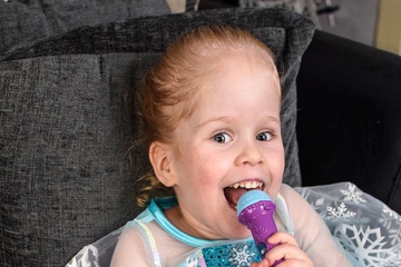 Ajaib! Gadis Kecil ini Bangun dari Koma karena Lagu Frozen 