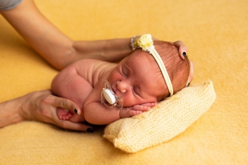 Tips Mudah Memotret Newborn di Rumah ala Fotografer Profesional