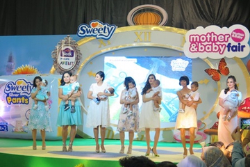 10 Selebriti Moms Tampil di Fashion Show M&B Fair 2017