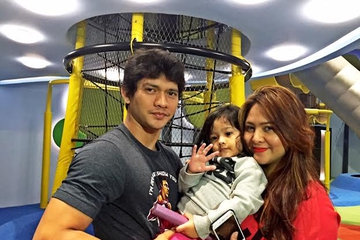 Serunya Akhir Pekan Iko Uwais dan Keluarga