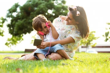 Atasi Anak Kecanduan Gadget? Ibu Harus Punya Skill Ini