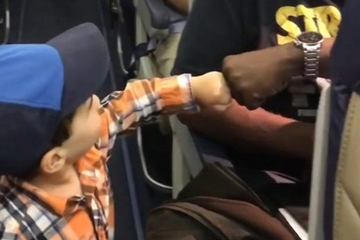 Wah, Lucunya Anak Kecil Ini Bersalam Tinju di Pesawat!