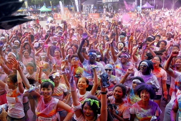 Lari Seru Bareng Keluarga di Color Run 2017