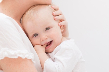 Moms, Ini Alasan dari Kebiasaan Aneh yang Dilakukan Bayi