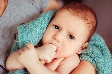Mengatasi Bayi Rewel karena Tumbuh Gigi
